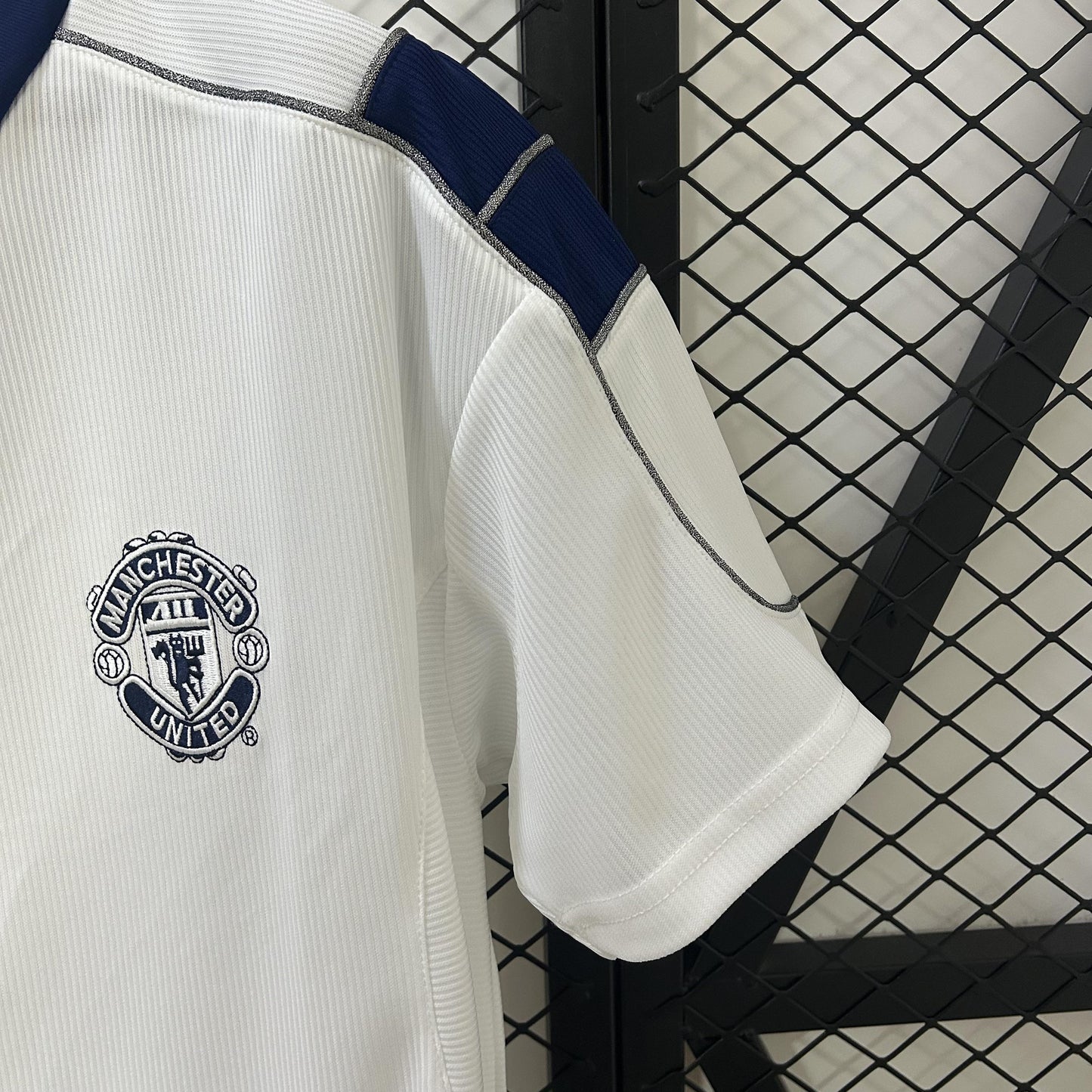 Manchester United 2000-01 Away