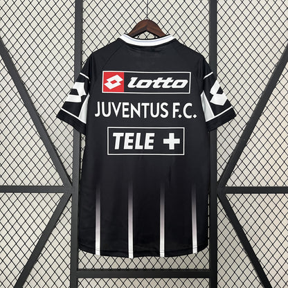Juventus 2000-01 Away